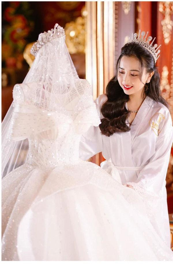 Đặc biệt, nhan sắc của Tú Trinh cũng là đề tài bàn tán rôm rả. Cô dâu được nhận xét có ngoại xinh xắn, ưa nhìn. 