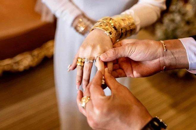 Nhìn số kiềng, nhẫn, vòng vàng trên người cô dâu trong lễ ăn hỏi, ai cũng phải xuýt xoa vì "quá nặng".