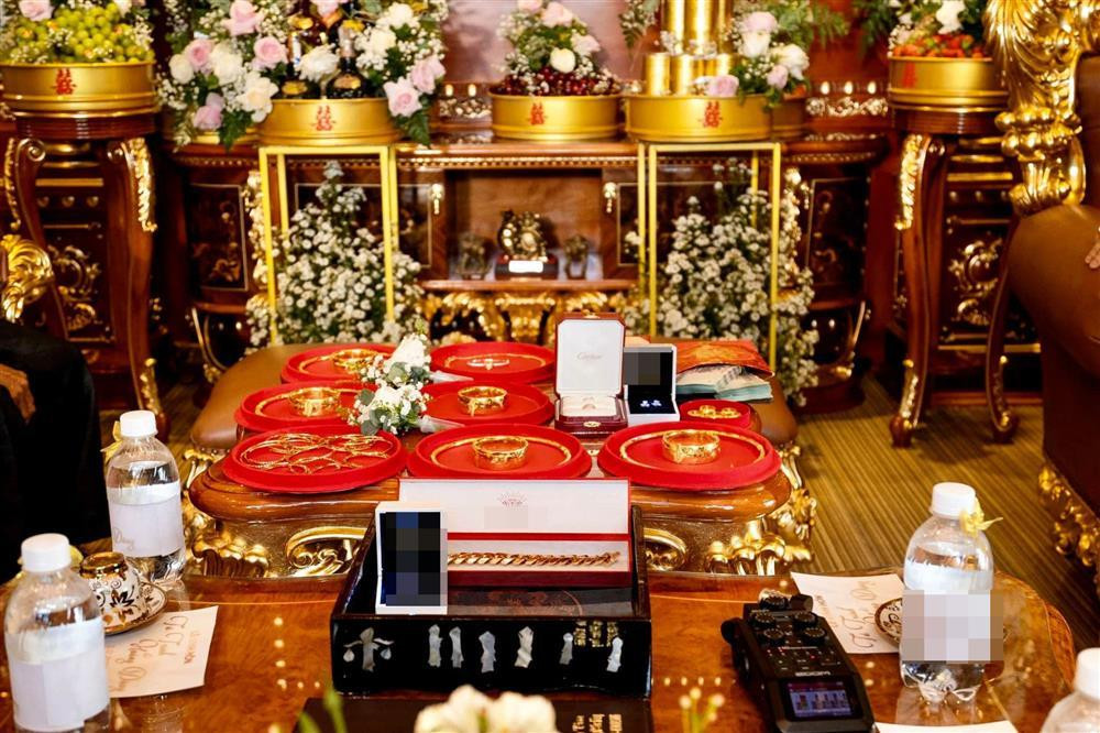 br/> Mới đây, trên mạng xã hội liên tục bàn tán rôm rả về một đám cưới ở Sóc Trăng. Trong ngày trọng đại, đôi trẻ nhận hồi môn 10 tỷ tiền mặt, xe BMW 3 tỷ cùng rất nhiều vàng.