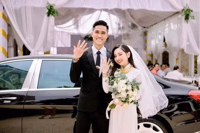 Ngay khi gây bão mạng, danh tính chú rể, cô dâu cũng được tìm ra, đó là Trần Tú Trinh và chồng là Lê Hoàng Dũng.