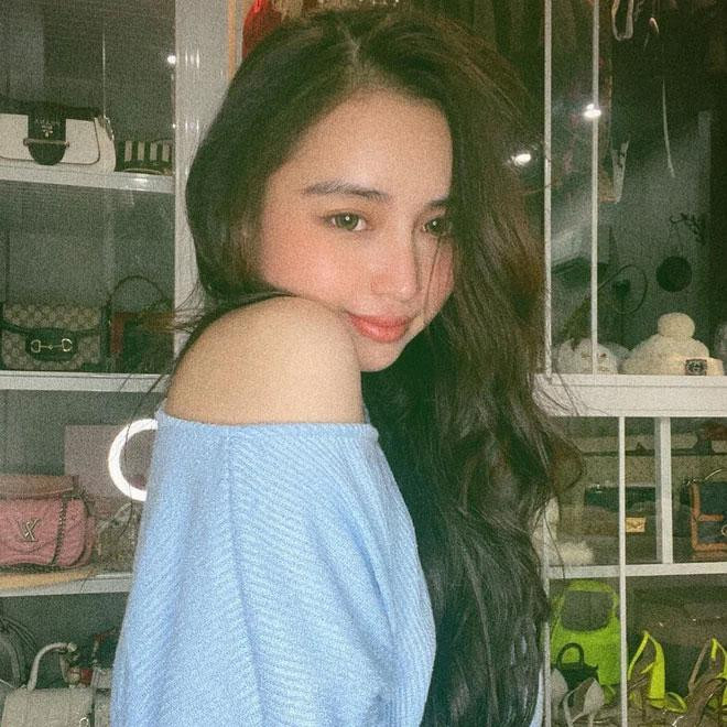 Thời trang của cô nàng cũng rất đa dạng, bánh bèo, cá tính đến kín cổng cao tường đủ cả.