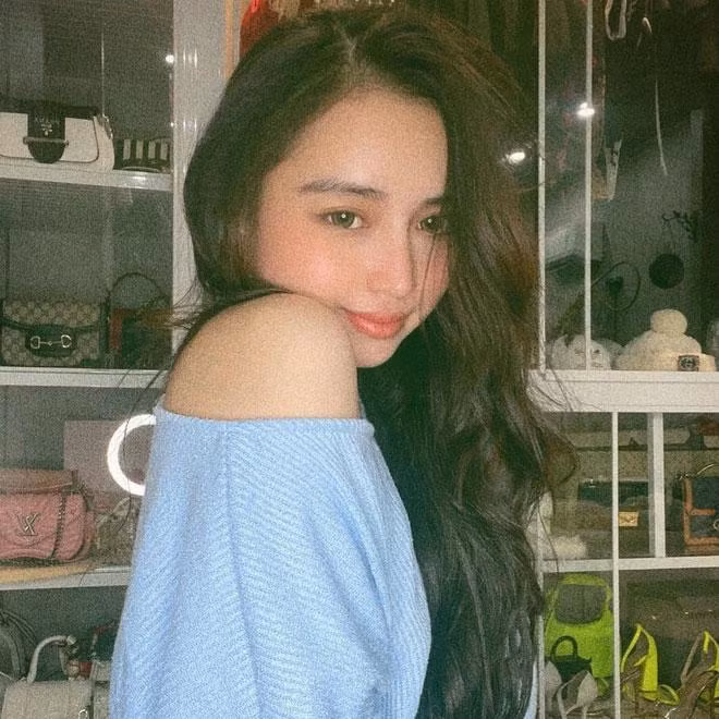 Thời trang của cô nàng cũng rất đa dạng, bánh bèo, cá tính đến kín cổng cao tường đủ cả.