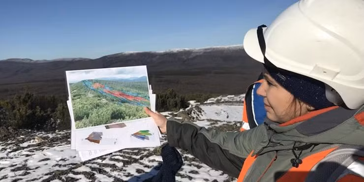 Công ty khai thác vàng Polyus (trụ sở tại Nga) đồng ý trả 128,2 triệu USD để hoàn thành kế hoạch mua lại 22% cổ phần của mỏ từ tập đoàn quốc phòng Nga Rostec.