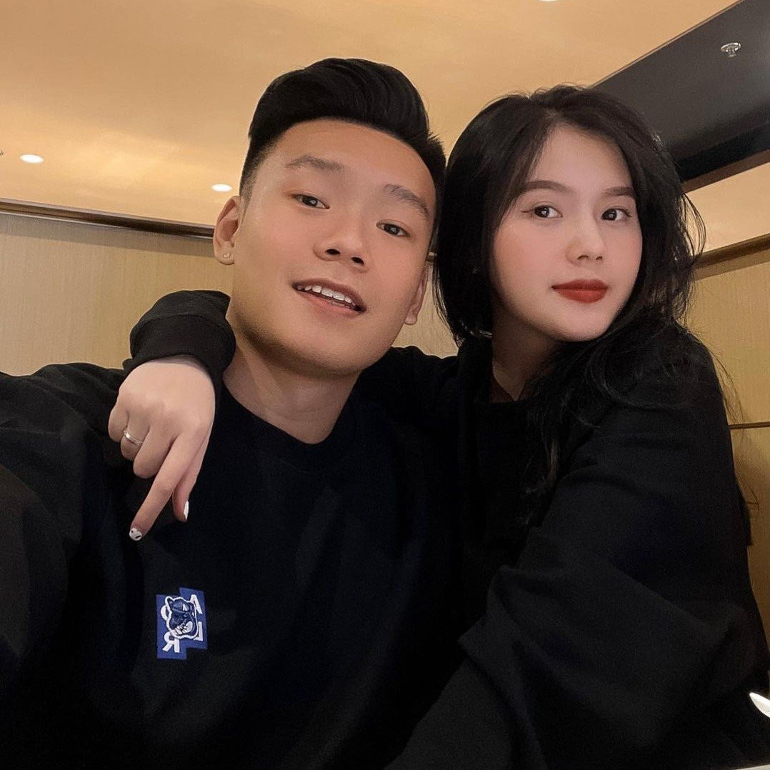 Nàng WAGs luôn theo dõi, đồng hành và hết lòng ủng hộ bạn trai trong các giải đấu. Tại ASIAD 2018, khi Thành Chung bị chấn thương và không thể tham dự vào phút chót, Tố Uyên bày tỏ: "Ngay sau khi gặp chấn thương, anh Chung đã gọi cho mình. Mình thương bạn trai, buồn và hụt hẫng lắm". Cô đã cùng bạn trai về Tuyên Quang nghỉ ngơi và hồi phục sức khỏe. Ảnh: thanhchung16.