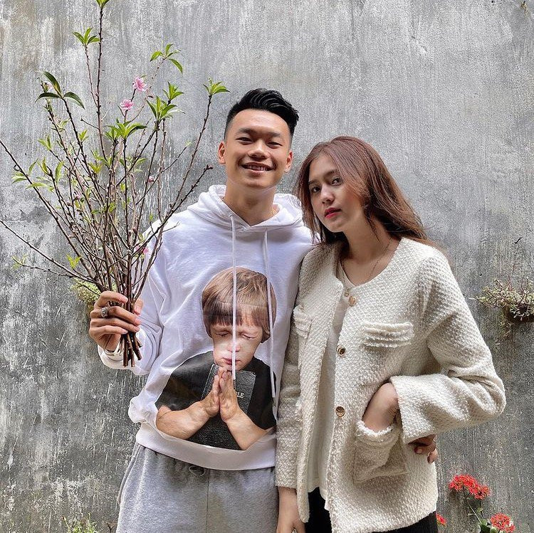 Không chia sẻ quá nhiều hình ảnh, câu chuyện riêng trong thời gian hẹn hò, song Thành Chung và Tố Uyên luôn dành những lời ngọt ngào, khéo léo thể hiện sự quan tâm cho đối phương trong những dịp đặc biệt. Những người hâm mộ cặp cầu thủ - WAGs cũng dành nhiều lời chúc mừng hạnh phúc khi biết cả hai sắp sửa về chung nhà. Ảnh: thanhchung16.