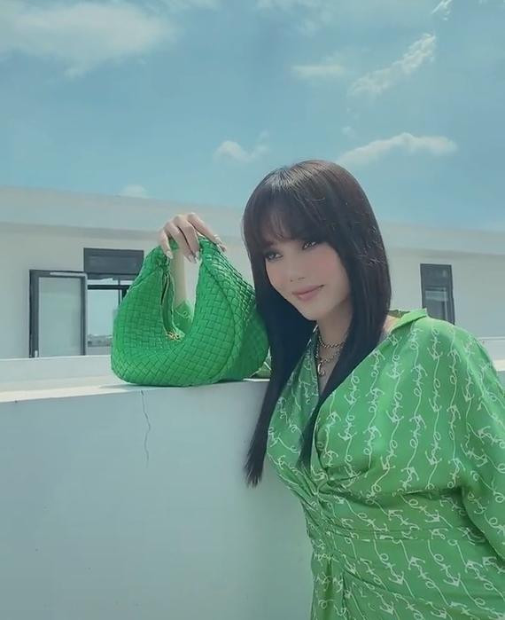 Minh Hang bi chi trich vi goi y phoi do lo noi y ngay 8/3