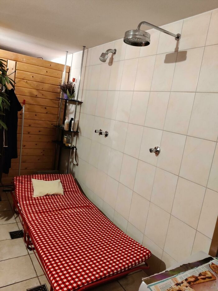 Chúc chủ nhân của chiếc giường có một giấc ngủ ngon và khô thoáng.