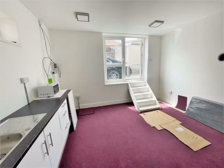 Một căn nhà không có cửa ra vào mà sử dụng cửa sổ thay thế.