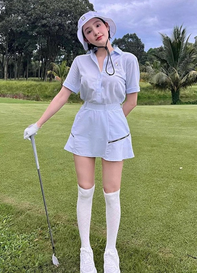 Chi phí cho mỗi lần chơi golf nhẹ nhàng cũng phải đến 1,4 triệu/lần cộng thêm tiền bóng thì mỗi tháng các chị em cần phải chi tối thiểu 20 - 30 triệu đồng. Đó là chi phí được ước tính tạm thời khi chơi ở một sân golf tại Nghệ An.