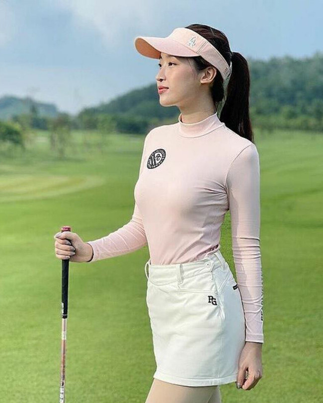Golf giúp các người đẹp duy trì vóc dáng, có thời gian thư giãn giải trí và quan trọng là những tấm ảnh "check in" ở sân golf bao giờ cũng khiến người khác trầm trồ.