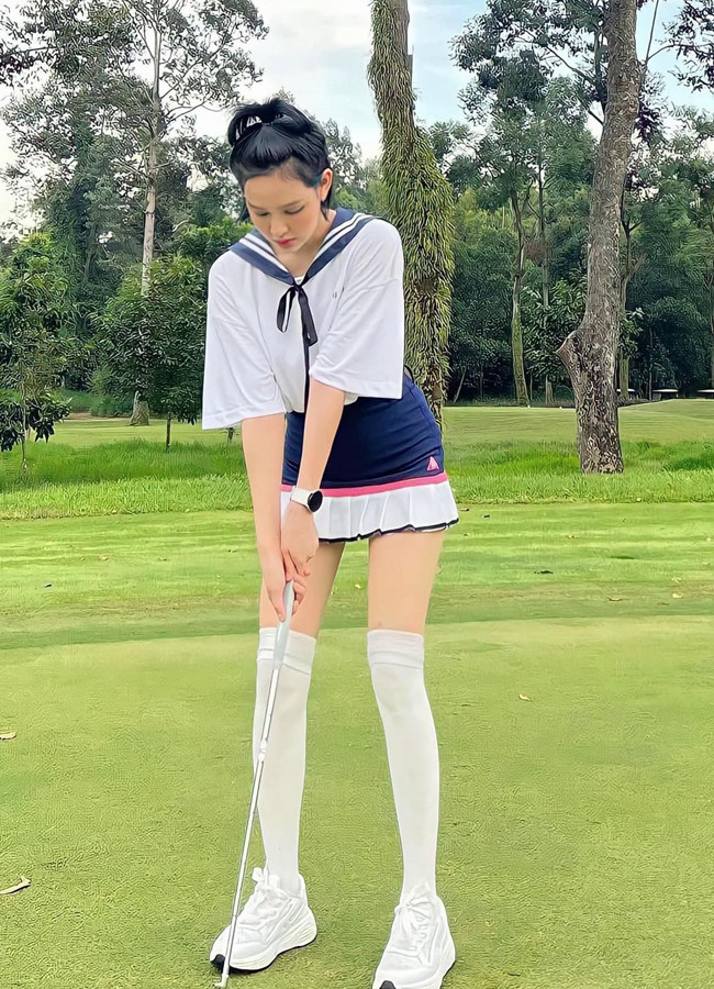 Đặc biệt mấy ngày gần đây, những hình ảnh nữ ca sĩ Hiền Hồ đi chơi golf trở thành "bão" trên mạng xã hội khiến người ta quan tâm hơn đến bộ môn này. Giá của những outfit Hiền Hồ mặc khi ra sân cũng không hề rẻ, đa phần đều thuộc các thương hiệu nổi tiếng như Hazzys, Piv'vee, Pearlygates,...ước tính khoảng 10 - 20 triệu đồng tùy thương hiệu. Trong đó, riêng chân váy tốn khoảng 7 - 15 triệu, áo thun 5 - 10 triệu và các loại phụ kiện khác như giày, tất, kính, mũ cũng "đốt ví" khoảng 2 - 7 triệu đồng.