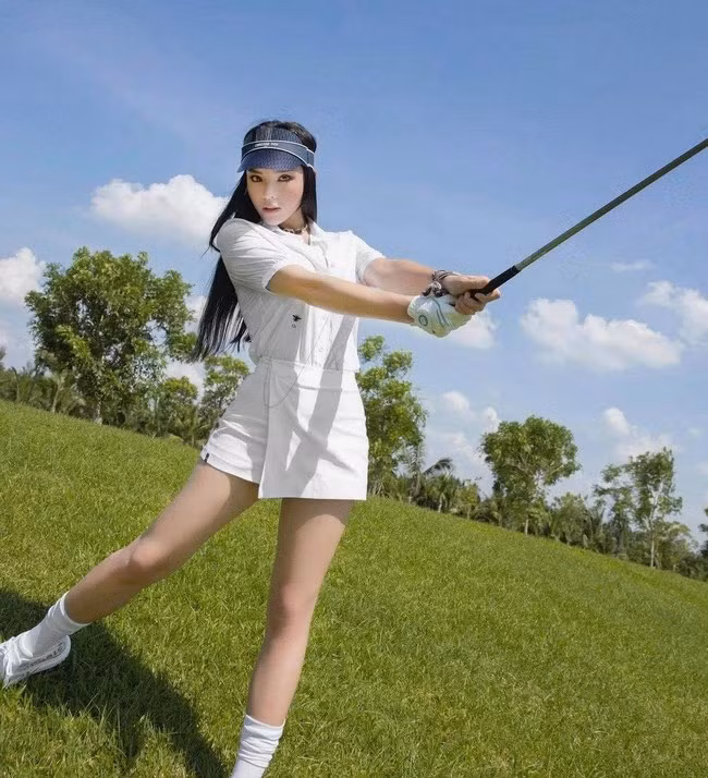 Dau chi Hien Ho, hoi “chi em showbiz” cung nuom nuop len do mua gay san golf