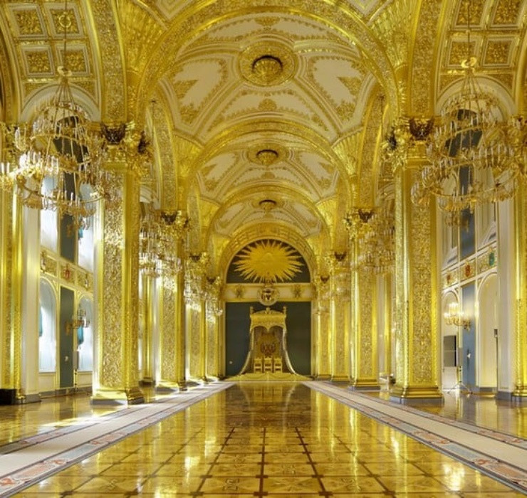 Được biết, điện Kremlin có tới 20 tháp canh gác được xây dọc theo tường thành với 3 tháp tiết diện tròn và 17 tháp còn lại tiết diện vuông và tòa tháp cao nhất mang tên Spasskaya (Nguồn ảnh: Du lịch Nga).