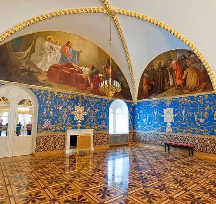 Trên một bức bích họa, người ta còn phát hiện thấy dấu tích từ những lần gia cố bức tượng thánh trên tường đầu tiên, điều này giúp lý giải tại sao những bức bích họa vẫn được bảo quản (Nguồn ảnh: Du lịch Nga).