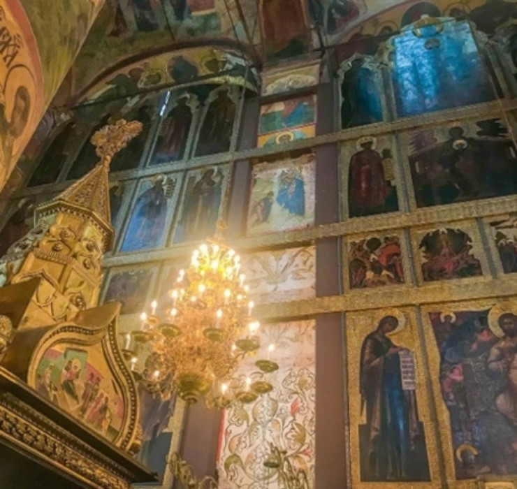 Các nhà phục chế ngày nay đã rất ngạc nhiên khi phát hiện bên trong nhà thờ Uspensky của điện Kremlin, ẩn giấu đằng sau những bức tượng thánh là bích hoạ có niên đại hàng trăm năm (Nguồn ảnh: Báo Quân đội nhân dân).