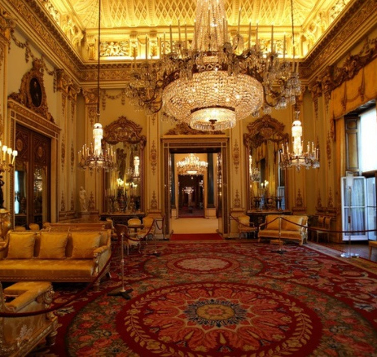 Sự nguy nga, lộng lẫy của cung điện Kremlin được thể hiện rõ qua những món đồ trang trí đậm chất xa xỉ, như bức bích họa cổ điển và những chiếc đèn chùm đắt giá (Nguồn ảnh: Dantri).