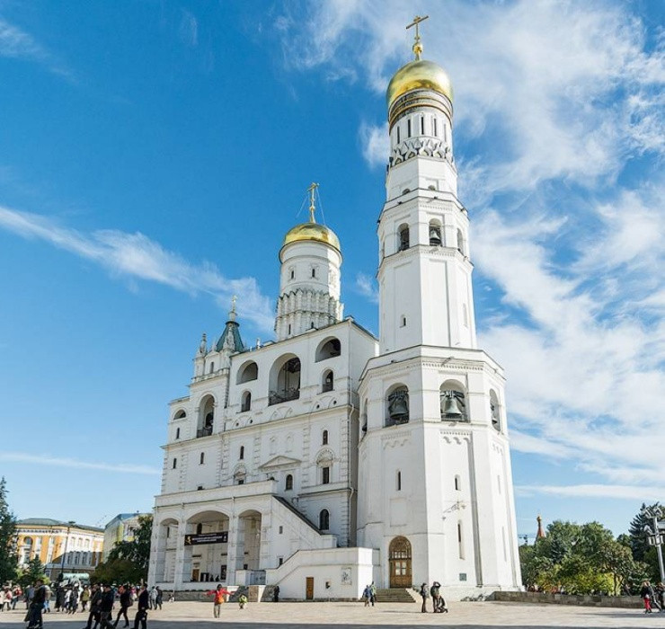 Cung điện dài 125m, cao 47m và có tổng diện tích khoảng 25.000m2, với tổng số phòng được ghi nhận ở trong cung điện lên tới hơn 700 phòng (Nguồn ảnh: Vietsense Travel).