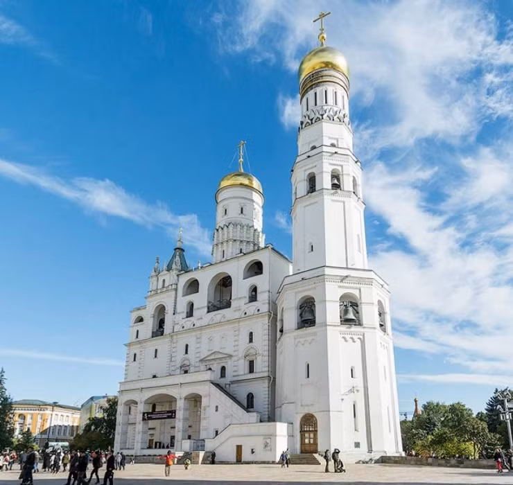 Cung điện dài 125m, cao 47m và có tổng diện tích khoảng 25.000m2, với tổng số phòng được ghi nhận ở trong cung điện lên tới hơn 700 phòng (Nguồn ảnh: Vietsense Travel).