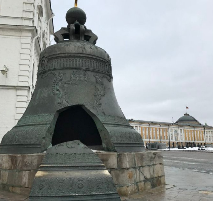 Khám phá bên trong cung điện này, nhiều người chắc chắn sẽ phải ngỡ ngàng khi bắt gặp gác chuông cao tới... 81m, bên cạnh nó là một khẩu pháo lớn với đường kính lên tới 890m (Nguồn ảnh: Yêu du lịch).