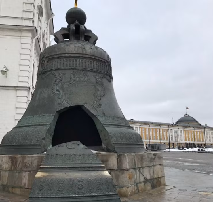 Khám phá bên trong cung điện này, nhiều người chắc chắn sẽ phải ngỡ ngàng khi bắt gặp gác chuông cao tới... 81m, bên cạnh nó là một khẩu pháo lớn với đường kính lên tới 890m (Nguồn ảnh: Yêu du lịch).