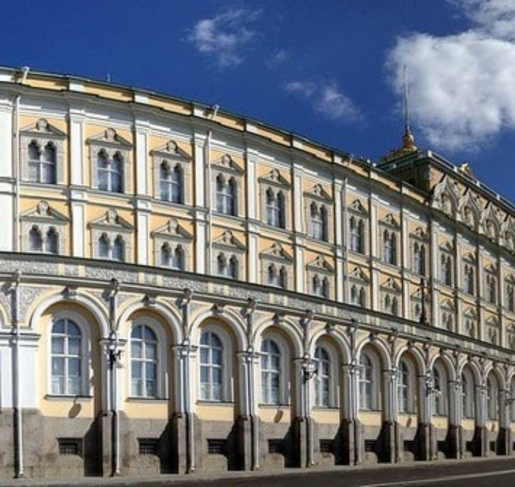 Để bảo vệ cho phần chính của cung điện, người ta đã xây dựng tường thành và tháp canh trong suốt những năm từ 1485 - 1495 với chiều cao trung bình từ 5 - 19m, và độ dày lên tới 3,5 - 6,5m (Nguồn ảnh: Livejournal).