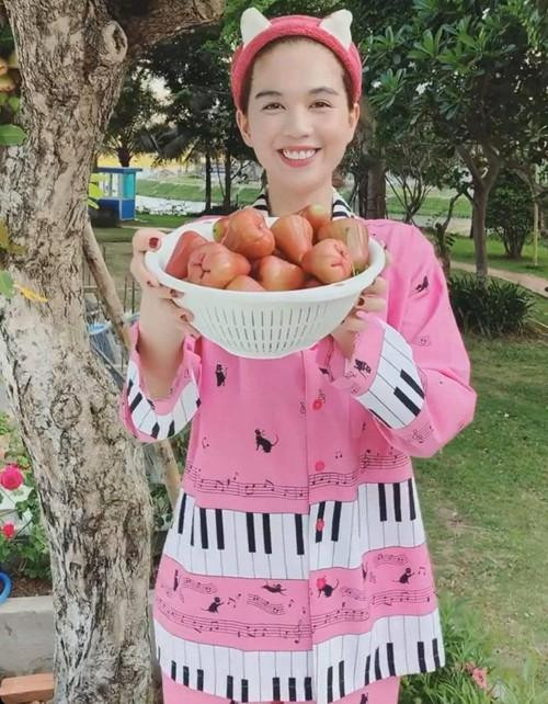 Đồ ngủ sao Việt: Đào Bá Lộc diện váy ngủ nữ tính hơn cả đồ bộ Ngọc Trinh - Hình 6 Do ngu sao Viet: Dao Ba Loc dien vay ngu nu tinh hon ca do bo Ngoc Trinh-Hinh-6