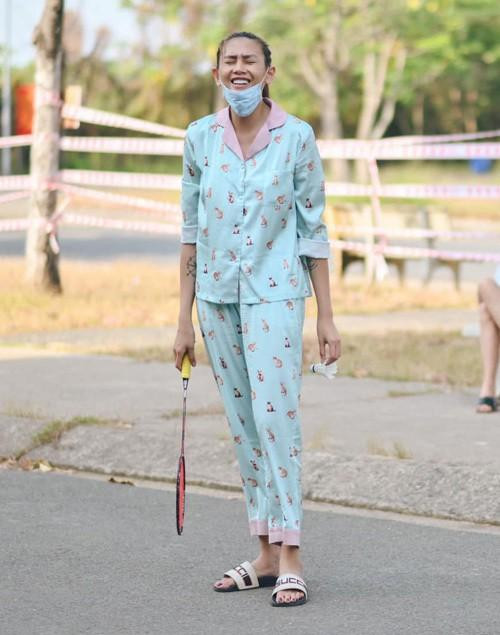 Đồ ngủ sao Việt: Đào Bá Lộc diện váy ngủ nữ tính hơn cả đồ bộ Ngọc Trinh - Hình 8 Do ngu sao Viet: Dao Ba Loc dien vay ngu nu tinh hon ca do bo Ngoc Trinh-Hinh-8