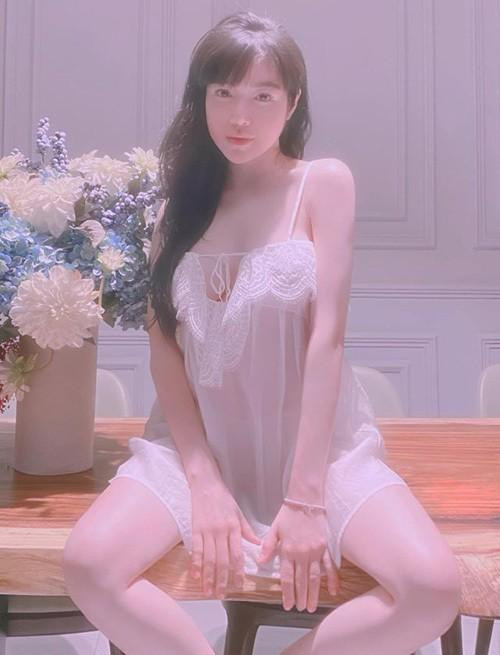 Đồ ngủ sao Việt: Đào Bá Lộc diện váy ngủ nữ tính hơn cả đồ bộ Ngọc Trinh - Hình 3 Do ngu sao Viet: Dao Ba Loc dien vay ngu nu tinh hon ca do bo Ngoc Trinh-Hinh-3