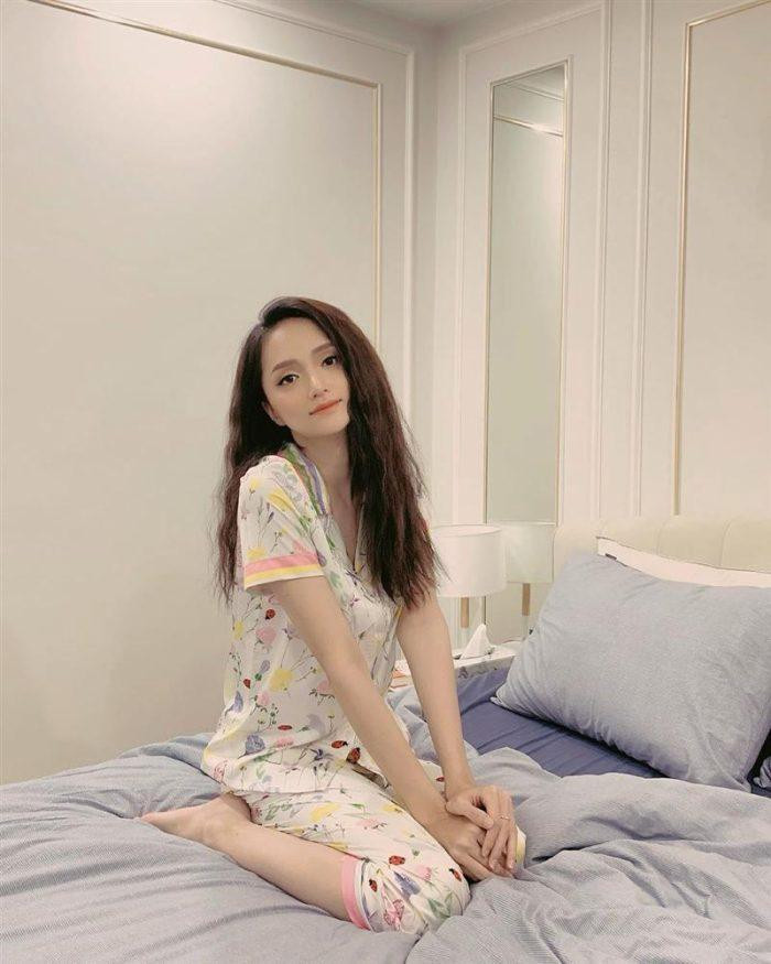 Đồ ngủ sao Việt: Đào Bá Lộc diện váy ngủ nữ tính hơn cả đồ bộ Ngọc Trinh - Hình 5 Do ngu sao Viet: Dao Ba Loc dien vay ngu nu tinh hon ca do bo Ngoc Trinh-Hinh-5