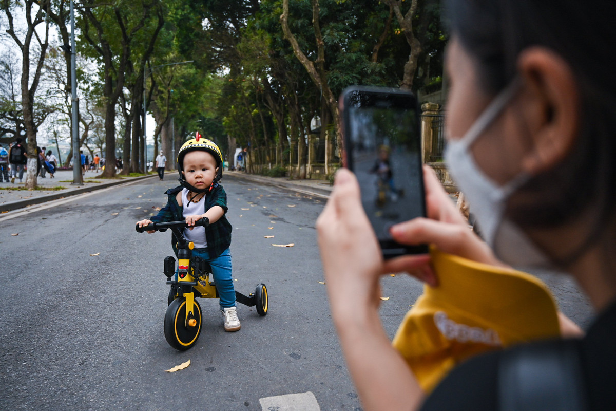 Chị Vân đưa con đi chơi trên phố Lê Thái Tổ chia sẻ: "Được đi chơi như thế này gia đình tôi cảm thấy thoải mái hơn hẳn sau quãng thời gian tự cách ly vì dương tính với Covid-19".