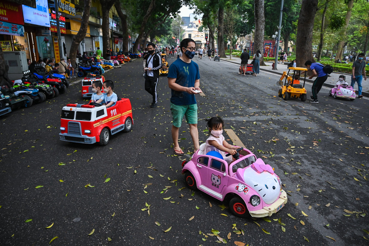 "Lâu lắm rồi cả nhà mới được đi chơi thế này, bé nhà tôi rất háo hức. Tuy ở đây có hơi đông người nhưng cả nhà luôn nhắc nhau đeo khẩu trang đầy đủ để bảo vệ mình", anh An chia sẻ.