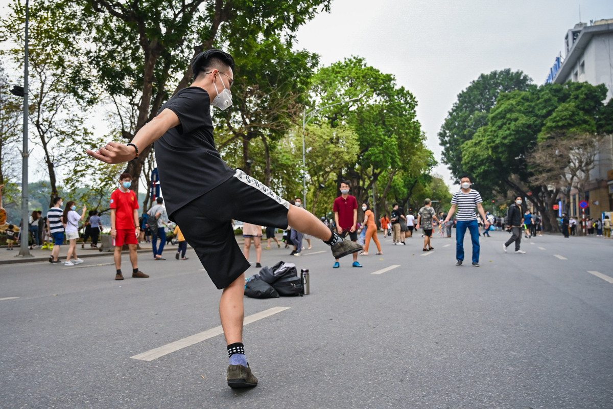 Các nhóm thanh niên chơi đá cầu, hình ảnh quen thuộc tại phố đi bộ có từ trước đây.
