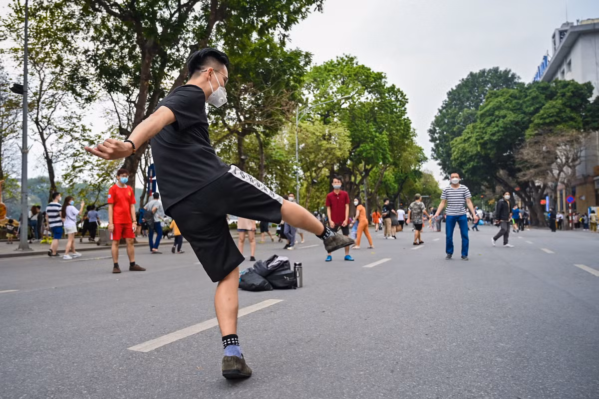 Các nhóm thanh niên chơi đá cầu, hình ảnh quen thuộc tại phố đi bộ có từ trước đây.