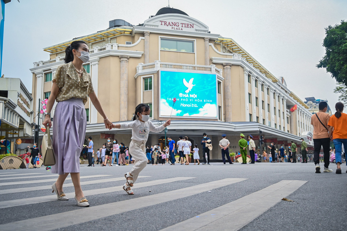 Các tuyến phố Tràng Tiền, Hàng Bài, Đinh Tiên Hoàng, Hàng Khay luôn trong cảnh đông đúc. Phần lớn là các gia đình và giới trẻ tới dạo chơi dịp cuối tuần.