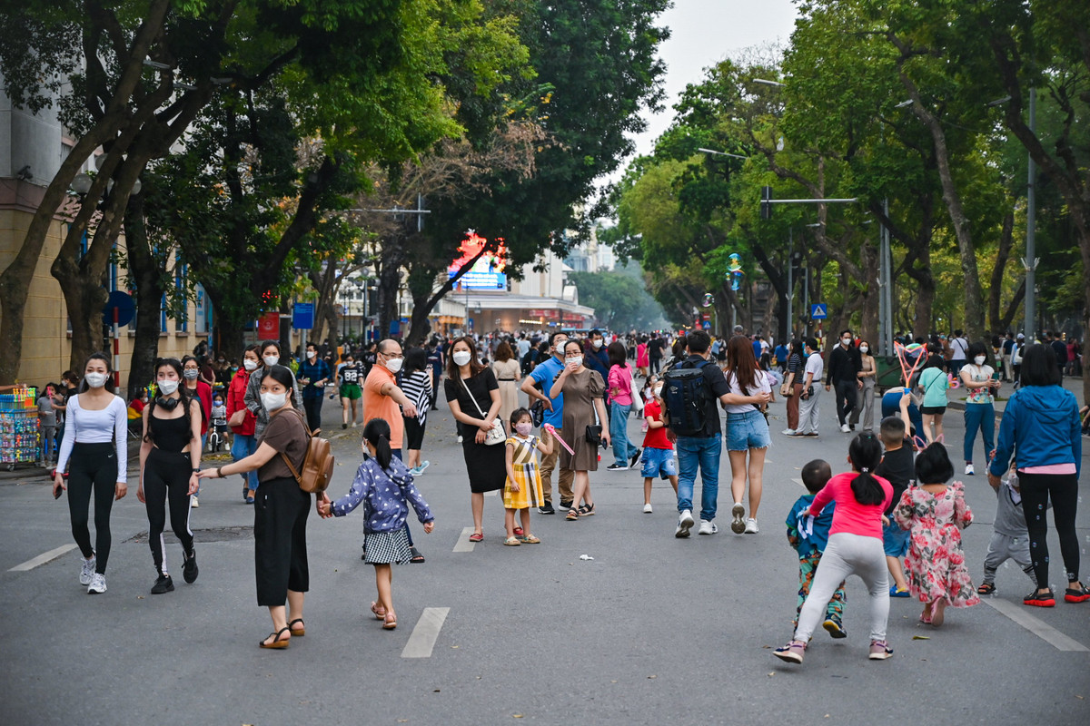 Chiều thứ bảy 19/3, hàng nghìn người đổ về phố đi bộ bên hồ Gươm (quận Hoàn Kiếm) để vui chơi sau gần một năm nơi đây ngừng hoạt động để phòng, chống dịch Covid-19.