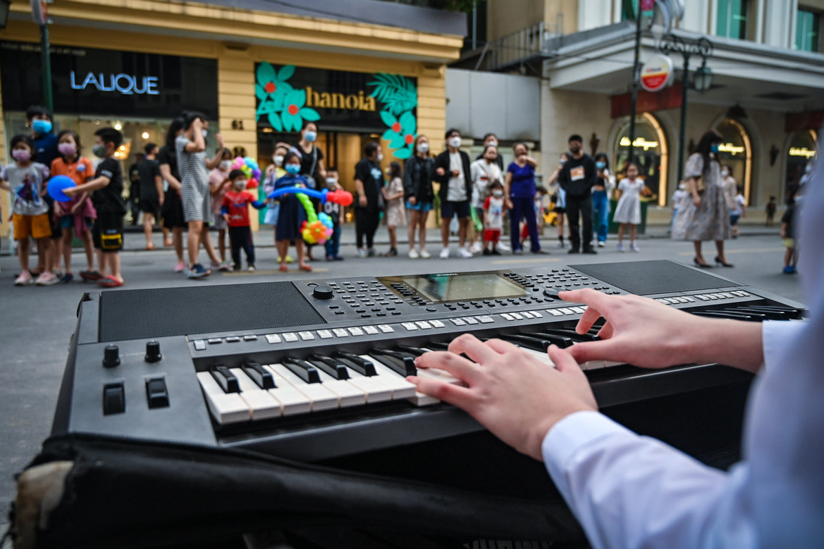 Những nhóm nhạc đường phố cũng đã hoạt động trở lại, nhiều du khách nán lại xem họ biểu diễn.