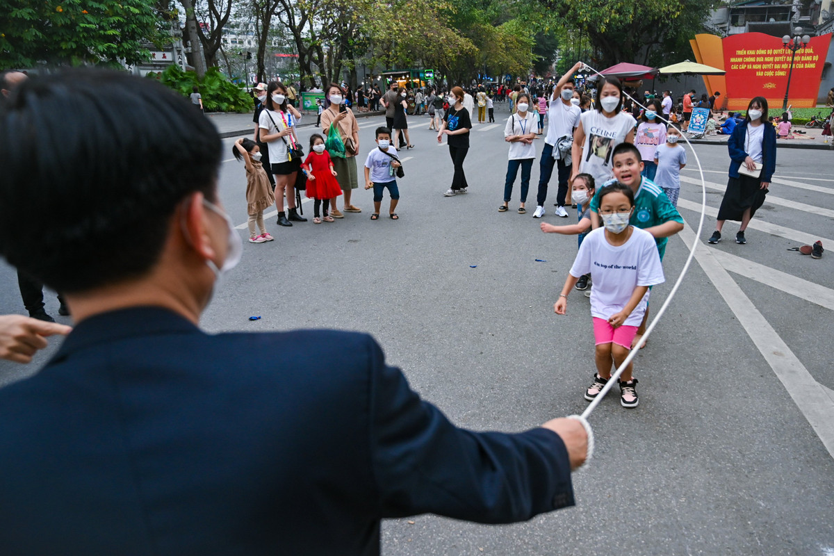 "Thấy ai ai cũng lạc quan, vui vẻ, nhịp sống bình thường đã dần quay trở lại thật rồi", anh Lê (34 tuổi) nói.