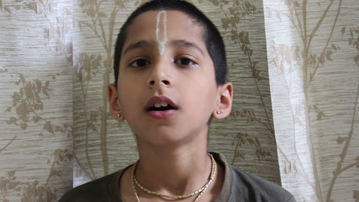 Về vấn đề kinh tế. Abhigya Anand tin rằng hiện tượng Kal Sarpa Yoga xảy ra sẽ có tác động tiêu cực đến nền kinh tế thế giới, thậm chí khủng hoảng kinh tế toàn cầu có thể xảy ra. Kal Sarpa Yoga là hiện tượng "7 chòm sao nối một đường". Nó xảy ra khi mặt trời, mặt trăng, sao Hỏa, sao Kim, sao Mộc, sao Thổ và sao Thủy nối thành một đường thẳng. Đây được coi là một điềm báo xui xẻo.