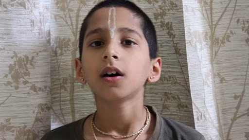 Về vấn đề kinh tế. Abhigya Anand tin rằng hiện tượng Kal Sarpa Yoga xảy ra sẽ có tác động tiêu cực đến nền kinh tế thế giới, thậm chí khủng hoảng kinh tế toàn cầu có thể xảy ra. Kal Sarpa Yoga là hiện tượng "7 chòm sao nối một đường". Nó xảy ra khi mặt trời, mặt trăng, sao Hỏa, sao Kim, sao Mộc, sao Thổ và sao Thủy nối thành một đường thẳng. Đây được coi là một điềm báo xui xẻo.