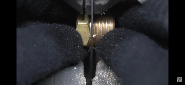 Anh chang 9X che tao trang suc bang... bu long, oc vit-Hinh-4