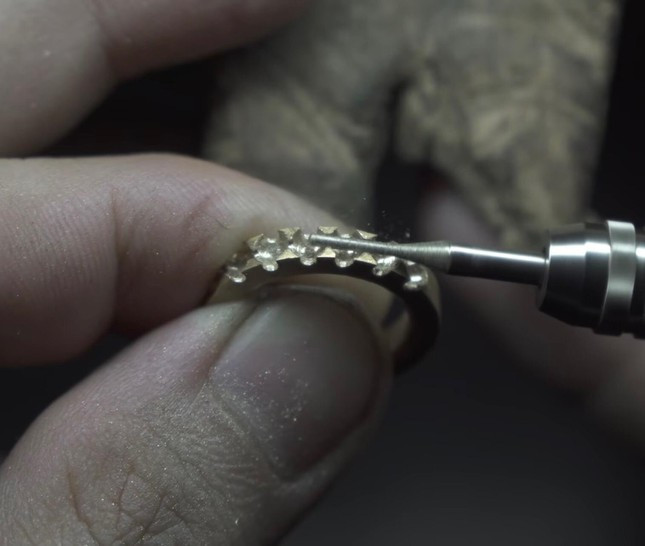 Anh chang 9X che tao trang suc bang... bu long, oc vit-Hinh-5