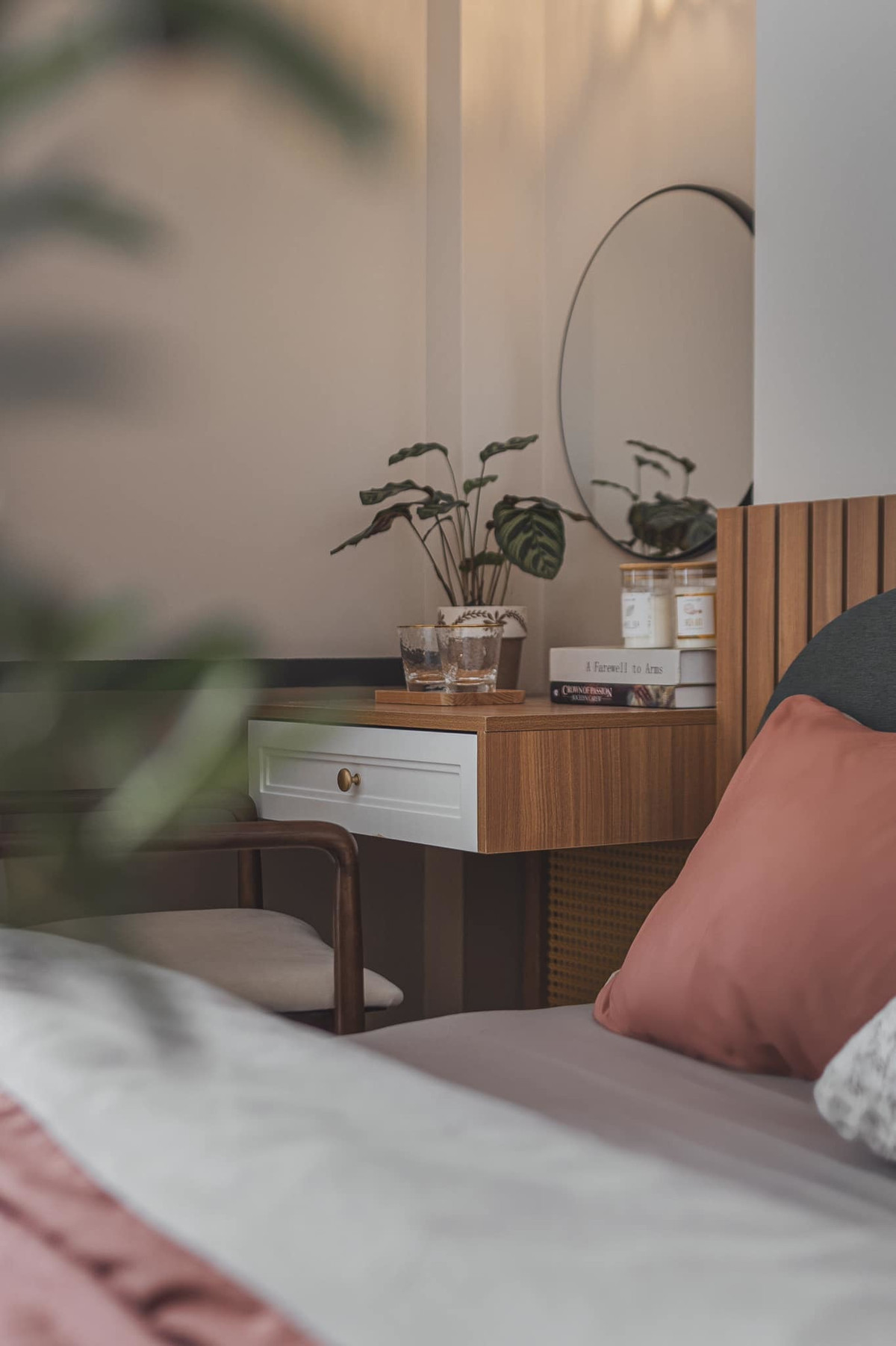 Vợ chồng chị Linh đã xây dựng nên một tổ ấm đúng nghĩa, để những giông bão lùi sau cánh cửa, nhường lại sự yêu thương và san sẻ. Hai vợ chồng cùng nuôi dạy con cái, nhìn chúng trưởng thành và cùng nhau tận hưởng cuộc sống.