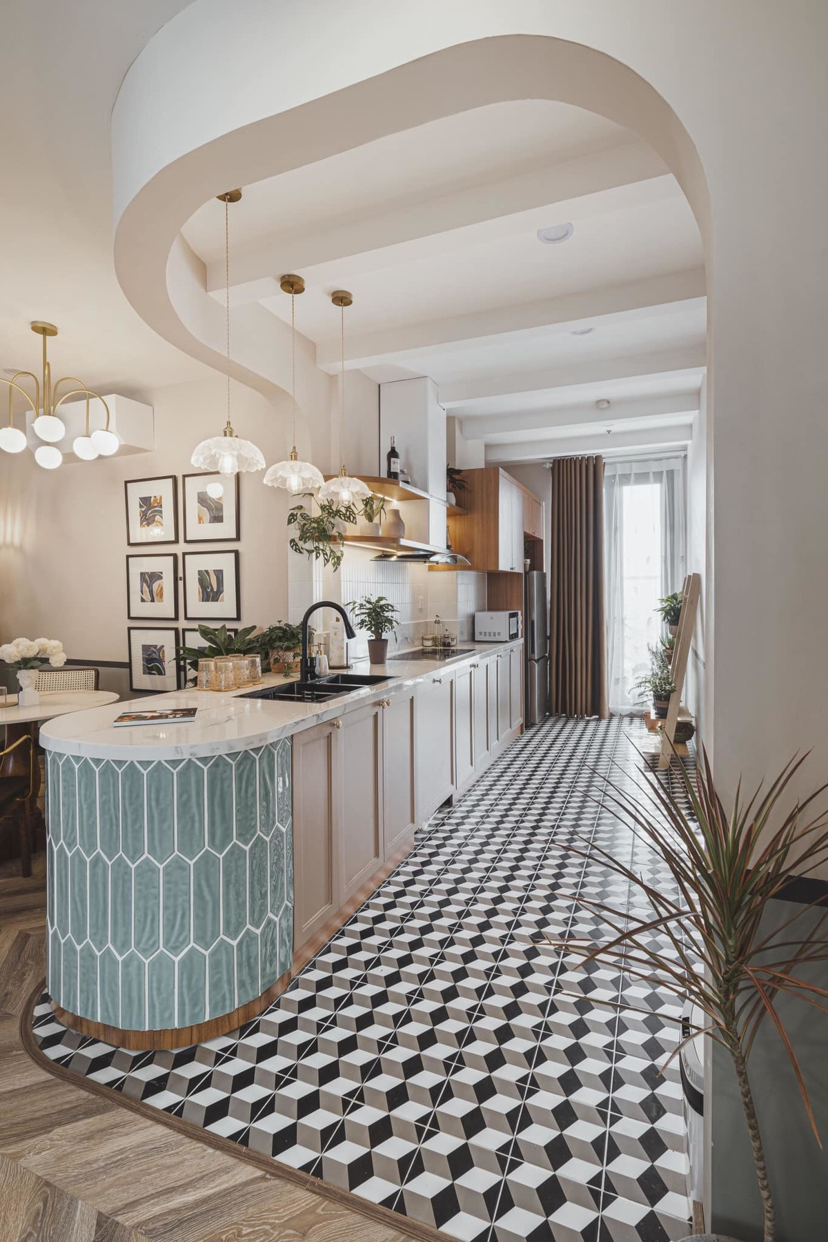 Căn bếp sát cửa ra ban công, vì thế không gian luôn khô thoáng, sạch sẽ.