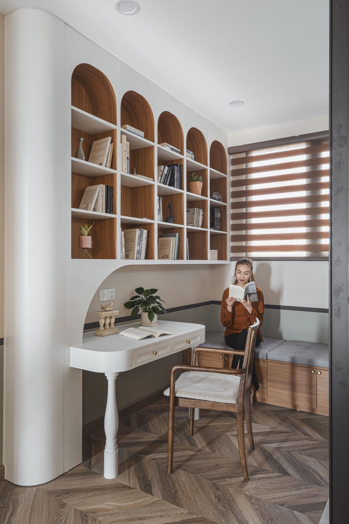 Phòng đọc sách có chiếc giường mini ngả lưng kèm hộc tủ đựng đồ tiện dụng.