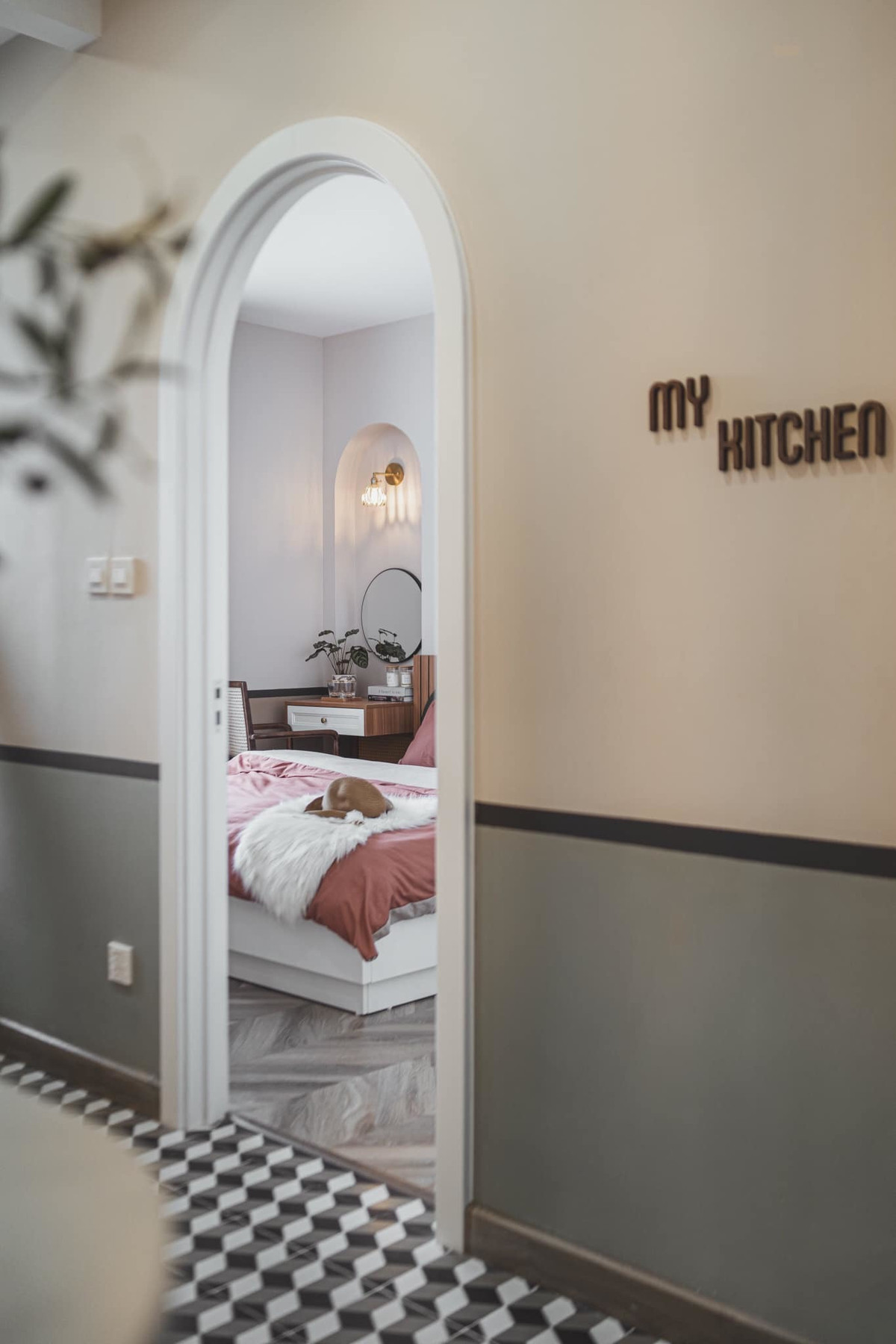 Cửa phòng ngủ bo tròn, tạo hiệu ứng mềm mại và cổ điển.