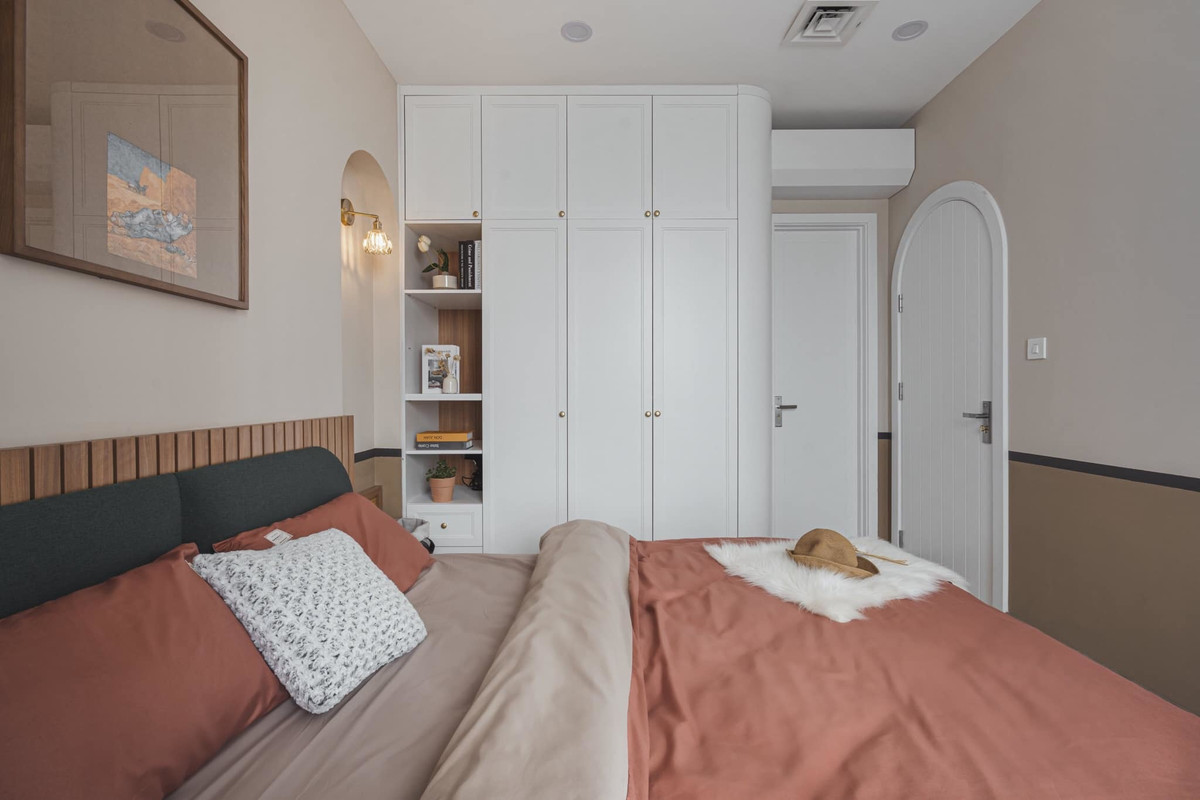 Phòng ngủ master tông màu hồng và trắng tạo những giấc ngủ ngon. Ban công rộng nên luôn đón được nhiều gió trời và ánh sáng.