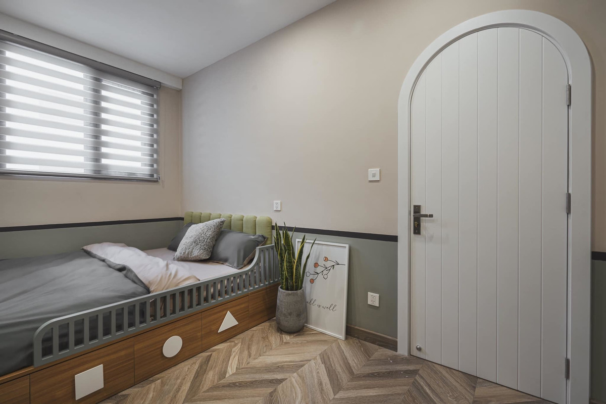 Phòng ngủ cho em bé dùng tông màu xám làm chủ đạo. Không gian thoáng cho bé chơi đùa, thể hiện cá tính.