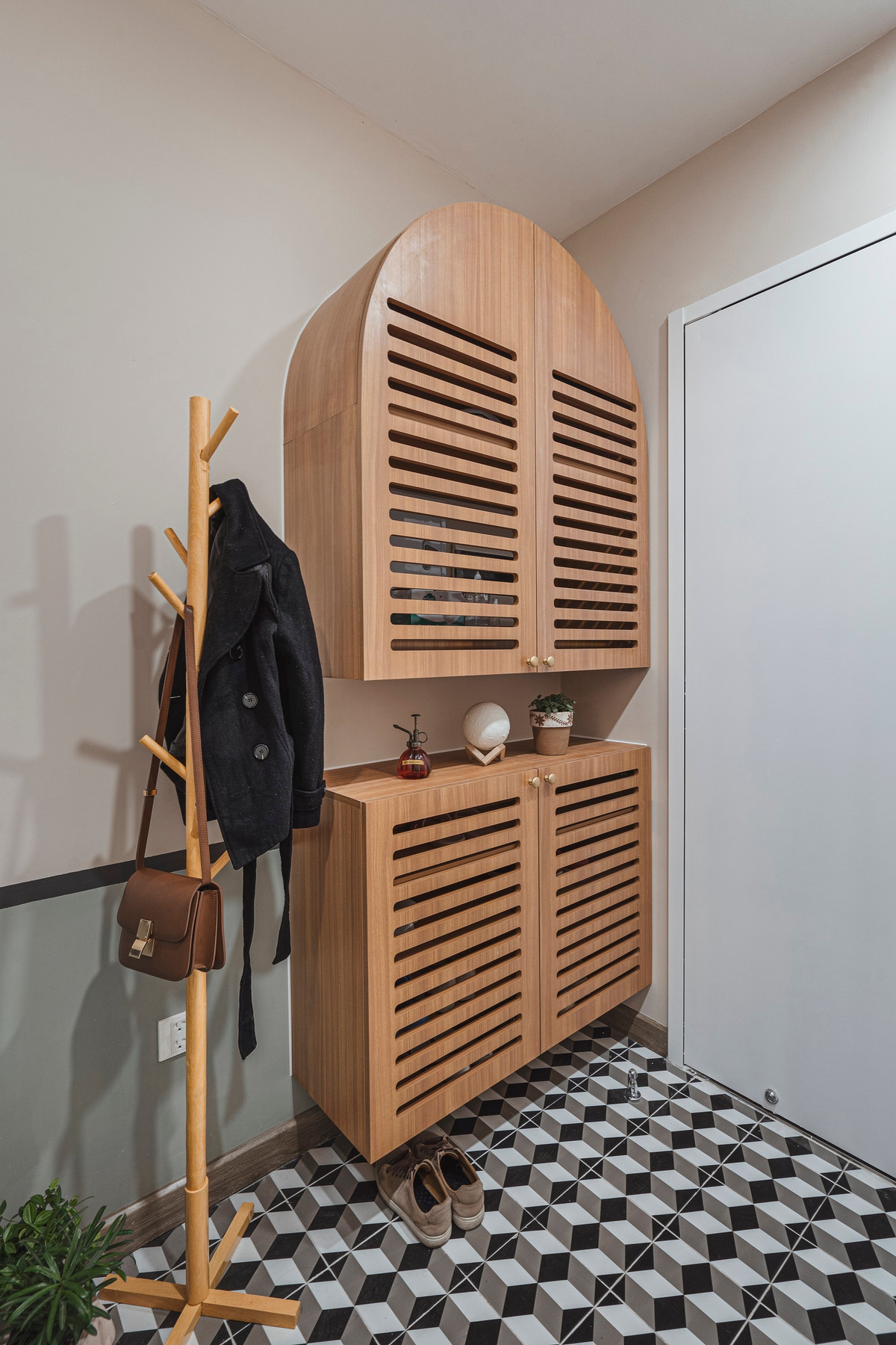 Đường nét thiết kế cổ điển đan xen với công năng tiện nghi trong không gian nhà đẹp đã hài hòa được cả sở thích của hai vợ chồng chị Linh.