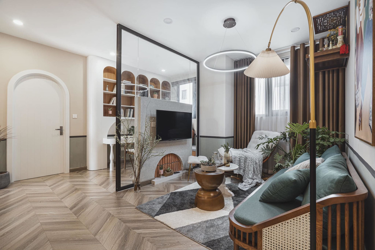 Nếu như chị thích cây cối và sách thì ông xã lại thích sự đơn giản. Căn hộ có bếp cạnh ban công đủ ánh sáng rất hợp với ý muốn của chị.