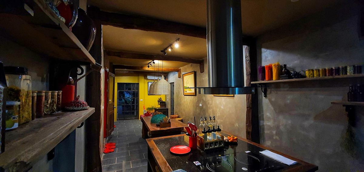 Ngôi nhà ‘thuận tự nhiên’ ở vùng núi Hòa Bình, nội thất làm từ đồ bỏ đi ảnh 12